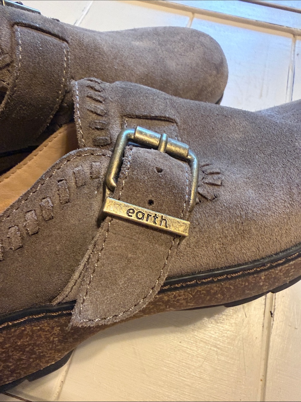 Earth Women’s Suede Slip-On Clogs with Buckle and Stitch Detail sz 8 W